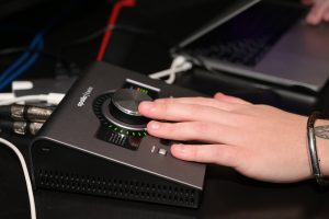 Как выбрать курс "Профессиональный диджеинг сегодня": руководство для начинающих музыкантов