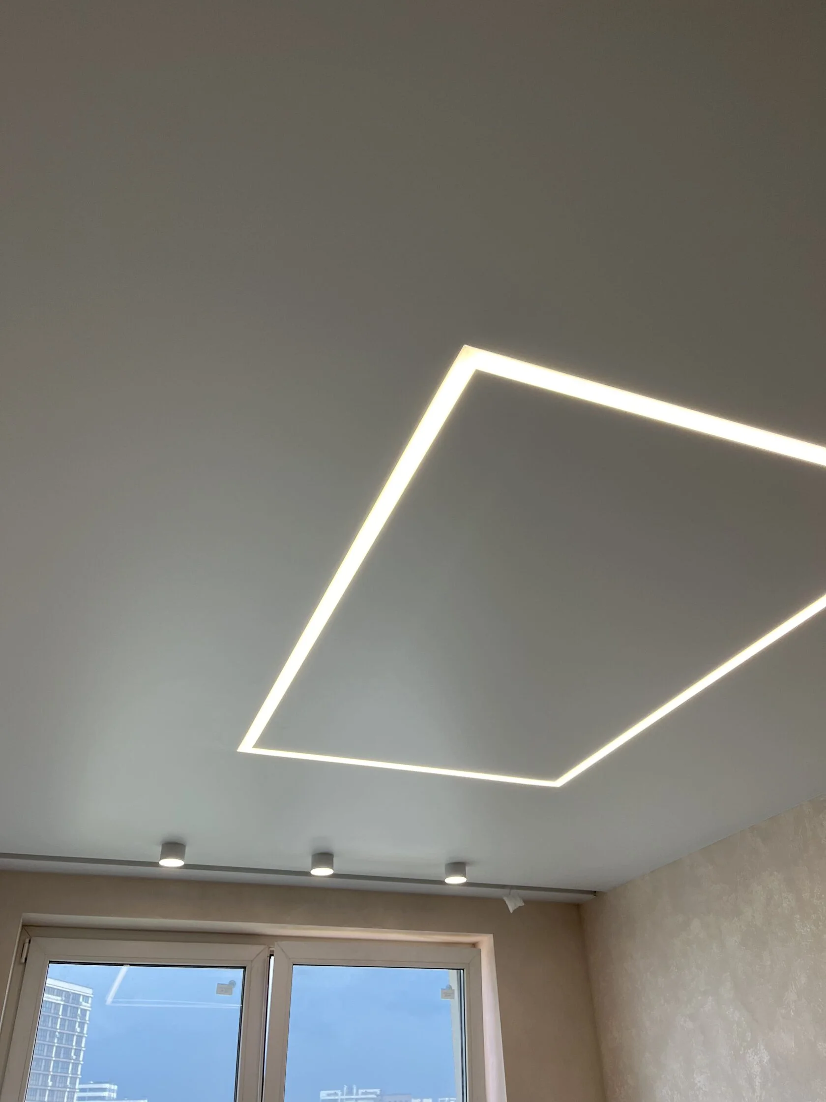 Виды и особенности натяжных потолков: материалы, фактуры и технологии монтажа