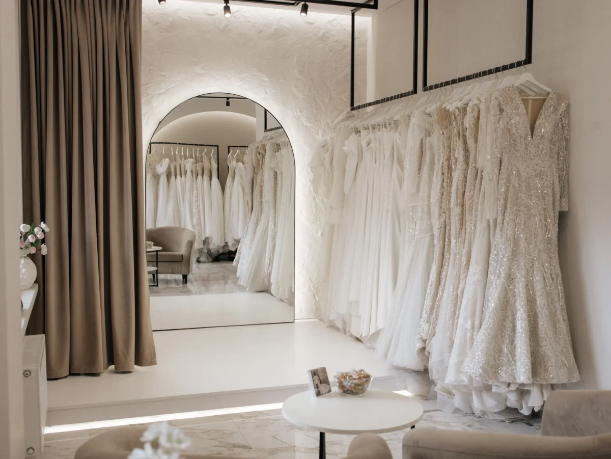 Свадебное платье напрокат: преимущества, особенности и советы по выбору
